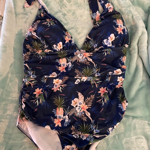 Swimsuit one piece - Picture 1 of 3